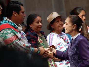 Durante el Día de la Resistencia Indígena, Claudia Sheinbaum pausó la entrega de la nueva ley de derechos indígenas al Congreso para dar más tiempo de análisis a las comunidades. EFE/S. Gutiérrez