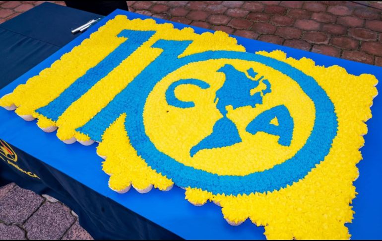 En las fotos compartidas por las Águilas se observa un pastel, que en realidad está conformado por cientos de cupcakes con los colores del club y el logo diseñado para el 110 aniversario.  X / @ClubAmerica