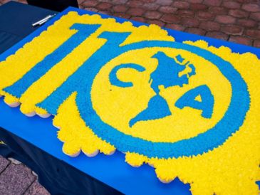En las fotos compartidas por las Águilas se observa un pastel, que en realidad está conformado por cientos de cupcakes con los colores del club y el logo diseñado para el 110 aniversario.  X / @ClubAmerica