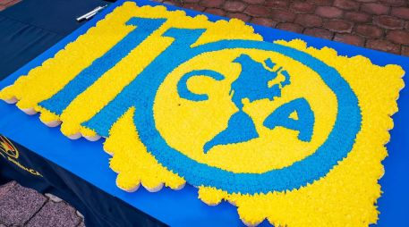 En las fotos compartidas por las Águilas se observa un pastel, que en realidad está conformado por cientos de cupcakes con los colores del club y el logo diseñado para el 110 aniversario.  X / @ClubAmerica