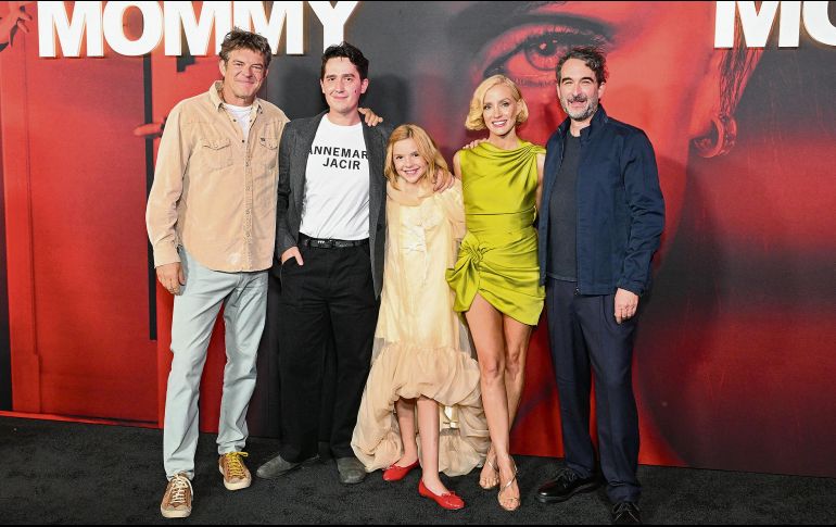 El productor Jason Blum, el cineasta Rob Savage, las actrices Arabella Olivia Clark y Jessica Chastain, y el cineasta Jay Duplass asistieron a la proyección de la película “Other Mommy”. AFP
