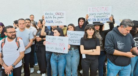 Colectivos de derechos humanos acompañan a familias a las afueras de la fiscalía jalisciense. EL INFORMADOR/ M. Hernández