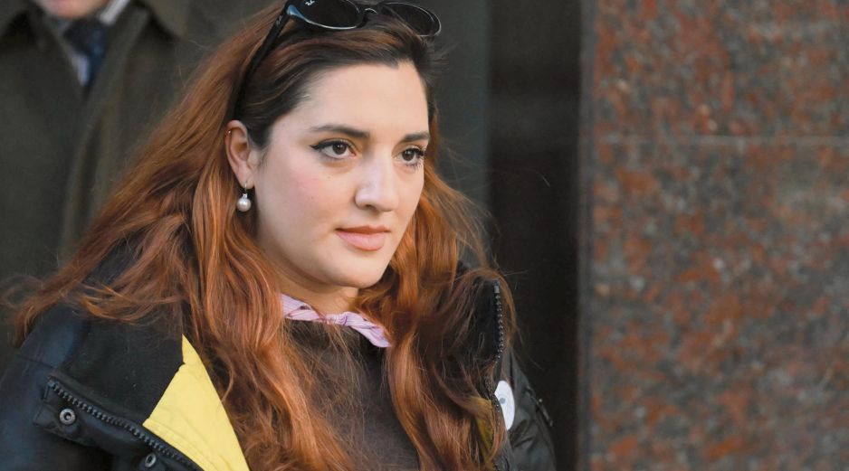 Jana Maradona, hija del astro argentino, busca que se esclarezcan las responsabilidades por la muerte de su padre. AFP