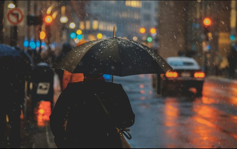 Las condiciones meteorológicas mantendrán una inestabilidad constante en toda la ZMG, por lo que se exhorta a la población a salir de casa con paraguas o impermeable. Unsplash