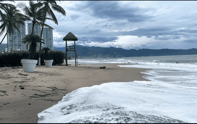 La Secretaría de Turismo del Gobierno de Jalisco comunicó que el fenómeno meteorológico se aleja de la costa. ESPECIAL/Protección Civil Puerto Vallarta
