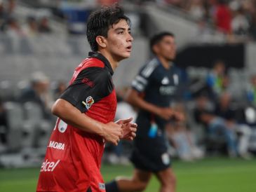 Fuera de la cancha, Mora parece un niño retraído con acné juvenil, de pocas palabras; dentro del campo es fuego. EFE/O. Alonso