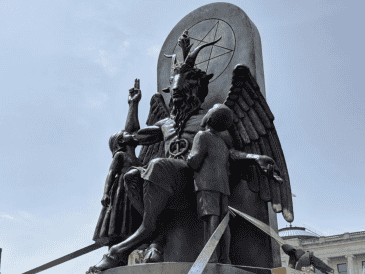 Una de las lecturas más conocidas de Baphomet es la del equilibrio entre fuerzas contrarias: lo masculino y lo femenino, la luz y la oscuridad, lo material y lo espiritual. AP/ARCHIVO