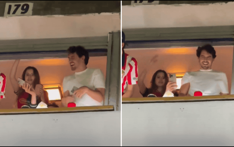 En las imágenes, se observaba a un grupo de jóvenes desde un palco arrojando dinero y presuntamente escupiendo a los seguidores. ESPECIAL / REDES SOCIALES