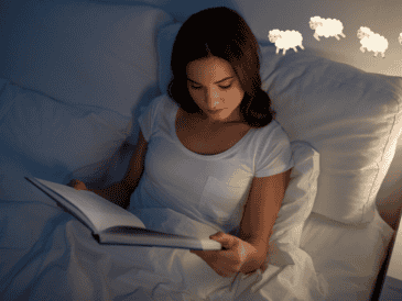 Dddicar unos minutos a un buen libro antes de apagar la luz es una inversión directa en salud integral. ESPECIAL / CANVA