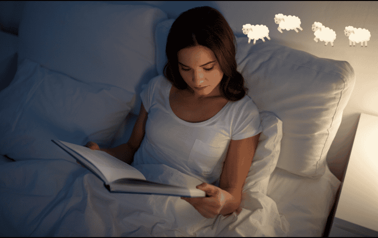 Dddicar unos minutos a un buen libro antes de apagar la luz es una inversión directa en salud integral. ESPECIAL / CANVA