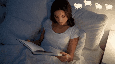 Dddicar unos minutos a un buen libro antes de apagar la luz es una inversión directa en salud integral. ESPECIAL / CANVA