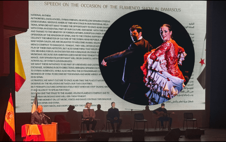 Cientos de espectadores puestos en pie escucharon el himno nacional de España antes de la actuación de la Compañía de Flamenco Anabel Veloso. EFE / G. Bagdhadi / ESPECIAL