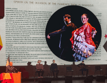 Cientos de espectadores puestos en pie escucharon el himno nacional de España antes de la actuación de la Compañía de Flamenco Anabel Veloso. EFE / G. Bagdhadi / ESPECIAL