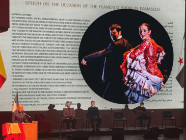 Cientos de espectadores puestos en pie escucharon el himno nacional de España antes de la actuación de la Compañía de Flamenco Anabel Veloso. EFE / G. Bagdhadi / ESPECIAL