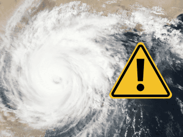 El llamado ojo del huracán es la región de menor presión y mayor calma, cielos despejados o con poca nubosidad y de aproximadamente 30 a 65 km de diámetro. UNSPLASH / CANVA