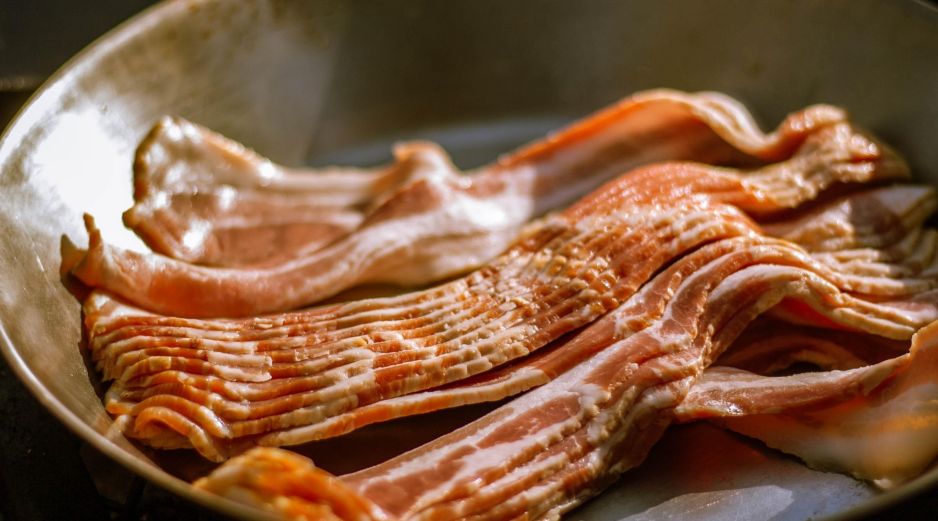 El tocino artesanal elaborado mediante curados tradicionales es una excelente opción para satisfacer tu antojo sin culpa. ESPECIAL/PIXABAY