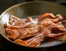 El tocino artesanal elaborado mediante curados tradicionales es una excelente opción para satisfacer tu antojo sin culpa. ESPECIAL/PIXABAY