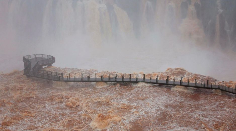 Las cataratas del Iguazú, declaradas Patrimonio Natural de la Humanidad por la Unesco, constituyen uno de los principales atractivos turísticos de Brasil y Argentina. EFE / C. RIZZI