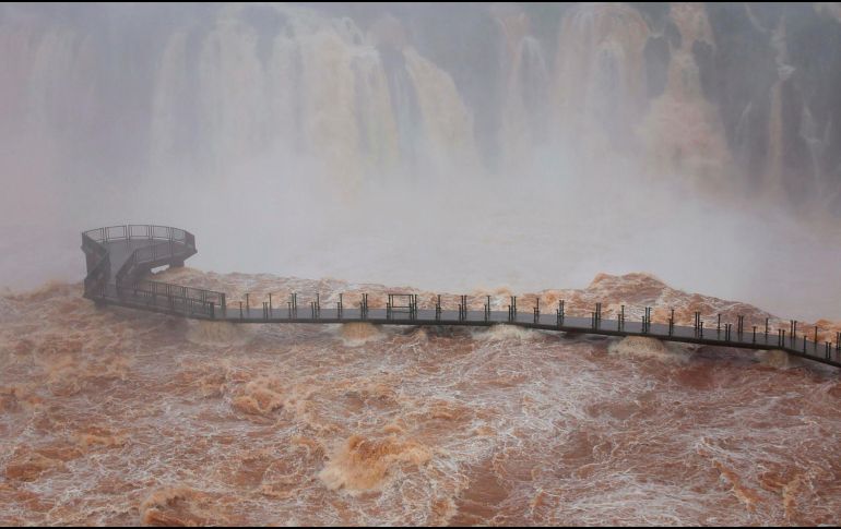 Las cataratas del Iguazú, declaradas Patrimonio Natural de la Humanidad por la Unesco, constituyen uno de los principales atractivos turísticos de Brasil y Argentina. EFE / C. RIZZI