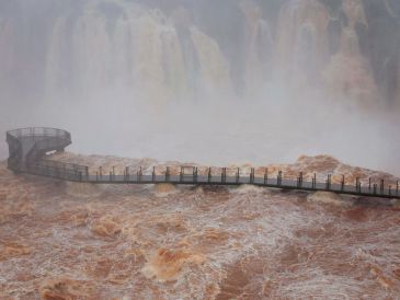 Las cataratas del Iguazú, declaradas Patrimonio Natural de la Humanidad por la Unesco, constituyen uno de los principales atractivos turísticos de Brasil y Argentina. EFE / C. RIZZI