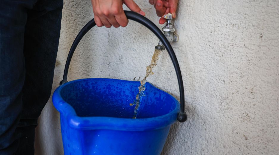El abasto de agua en Guadalajara enfrenta una crisis histórica. Académicos advierten que la solución es compleja debido a la infraestructura obsoleta y la contaminación de fuentes como el Lago de Chapala, afectando a toda la metrópoli. EL INFORMADOR/ARCHIVO