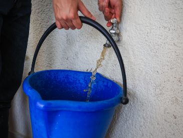 El abasto de agua en Guadalajara enfrenta una crisis histórica. Académicos advierten que la solución es compleja debido a la infraestructura obsoleta y la contaminación de fuentes como el Lago de Chapala, afectando a toda la metrópoli. EL INFORMADOR/ARCHIVO
