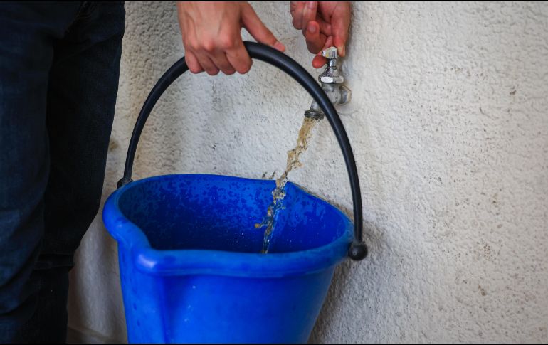 El abasto de agua en Guadalajara enfrenta una crisis histórica. Académicos advierten que la solución es compleja debido a la infraestructura obsoleta y la contaminación de fuentes como el Lago de Chapala, afectando a toda la metrópoli. EL INFORMADOR/ARCHIVO