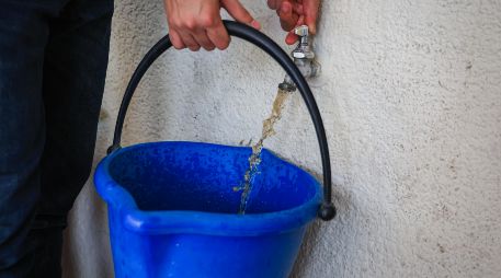 El abasto de agua en Guadalajara enfrenta una crisis histórica. Académicos advierten que la solución es compleja debido a la infraestructura obsoleta y la contaminación de fuentes como el Lago de Chapala, afectando a toda la metrópoli. EL INFORMADOR/ARCHIVO