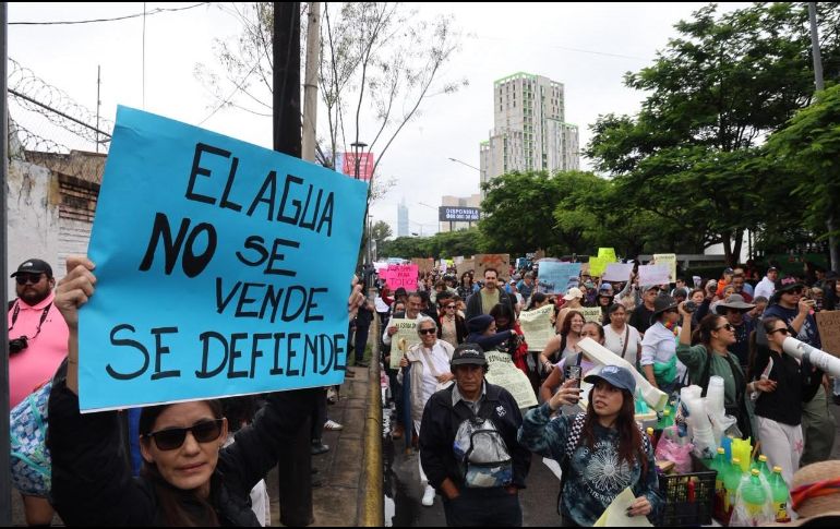 La marcha del 11 de octubre partió de La Minerva hacia Casa Jalisco para exigir soluciones al suministro de agua con malos olores y distintas coloraciones. EL INFORMADOR / ARCHIVO