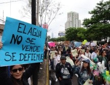 La marcha del 11 de octubre partió de La Minerva hacia Casa Jalisco para exigir soluciones al suministro de agua con malos olores y distintas coloraciones. EL INFORMADOR / ARCHIVO