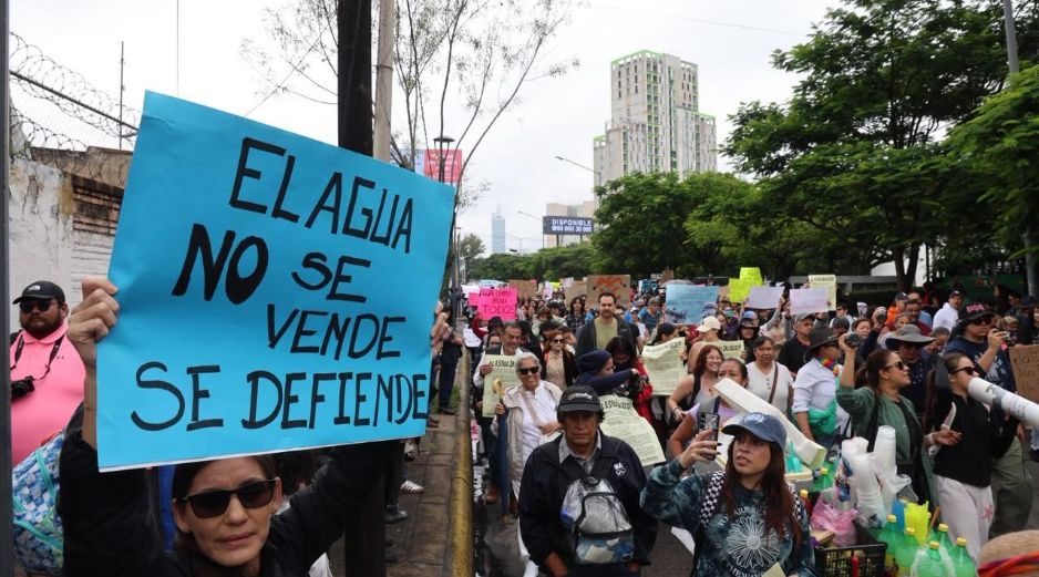 La marcha del 11 de octubre partió de La Minerva hacia Casa Jalisco para exigir soluciones al suministro de agua con malos olores y distintas coloraciones. EL INFORMADOR / ARCHIVO