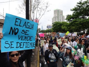 La marcha del 11 de octubre partió de La Minerva hacia Casa Jalisco para exigir soluciones al suministro de agua con malos olores y distintas coloraciones. EL INFORMADOR / ARCHIVO