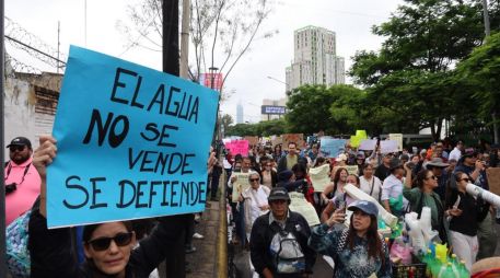 La marcha del 11 de octubre partió de La Minerva hacia Casa Jalisco para exigir soluciones al suministro de agua con malos olores y distintas coloraciones. EL INFORMADOR / ARCHIVO
