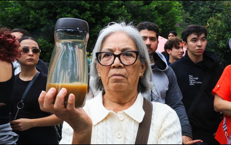 Cientos de ciudadanos realizaron una marcha pacífica con dirección a Casa Jalisco el 11 de octubre para exigir agua limpia. EL INFORMADOR / J. NAVARRO