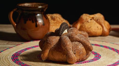 Para acompañar el pan de muerto, los especialistas sugieren optar por bebidas sin aporte calórico, como café negro o té sin azúcar. ESPECIAL / CANVA