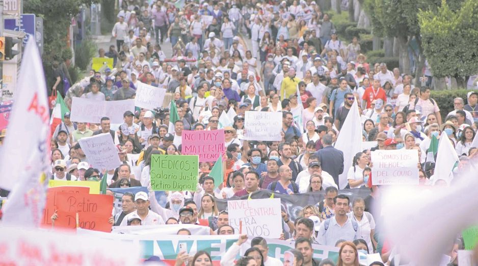 Personal de salud salió a las calles de la capital del país para denunciar el desabasto de medicamentos e insumos médicos. EL UNIVERSAL