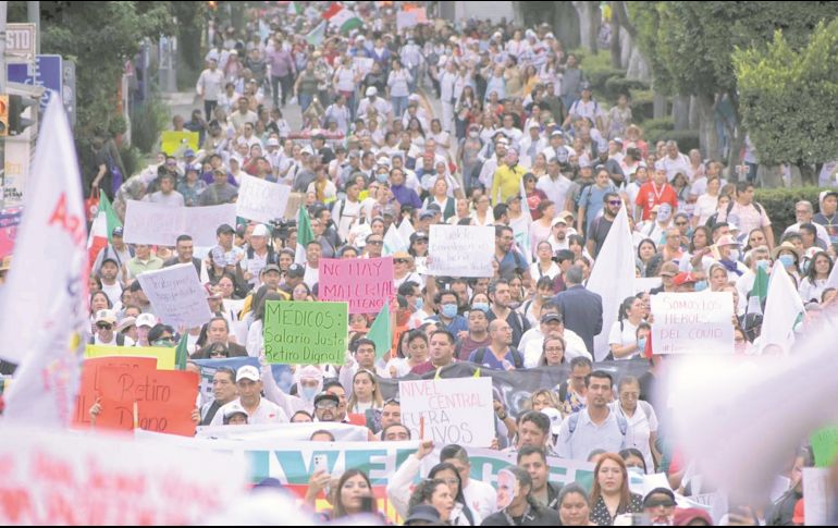 Personal de salud salió a las calles de la capital del país para denunciar el desabasto de medicamentos e insumos médicos. EL UNIVERSAL