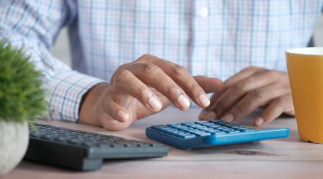 El costo por elaborar tu declaración extemporánea no es un número estándar; los profesionales de la contabilidad ajustan sus honorarios dependiendo de la gravedad de tu situación fiscal. Unsplash