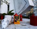 Una fotografía del Papa León XIV colocada bajo la estatua de Juan Pablo II frente al Hospital Universitario Agostino Gemelli, donde el pontífice se encuentra hospitalizado. EFE/A. Carconi