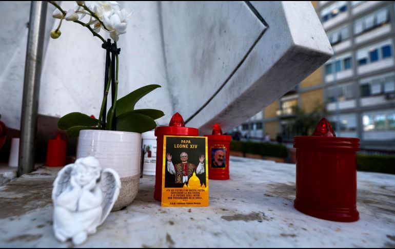 Una fotografía del Papa León XIV colocada bajo la estatua de Juan Pablo II frente al Hospital Universitario Agostino Gemelli, donde el pontífice se encuentra hospitalizado. EFE/A. Carconi