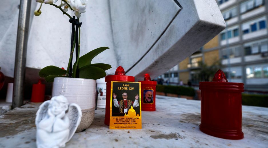 Una fotografía del Papa León XIV colocada bajo la estatua de Juan Pablo II frente al Hospital Universitario Agostino Gemelli, donde el pontífice se encuentra hospitalizado. EFE/A. Carconi