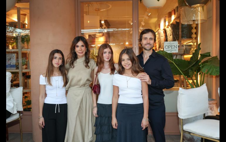Emilia Leaño Pastor, Ana Laura Pastor, Dominica y Carlota Leaño Pastor y Juan Domingo Leaño Chaurand. GENTE BIEN JALISCO / Revista del 16 de octubre 2026