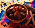 En la actualidad, la calabaza en tacha es un elemento fundamental en los altares de muertos, donde se coloca para recibir a los seres queridos que regresan del más allá. ESPECIAL / CANVA