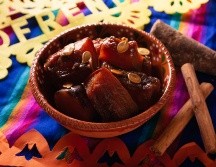 En la actualidad, la calabaza en tacha es un elemento fundamental en los altares de muertos, donde se coloca para recibir a los seres queridos que regresan del más allá. ESPECIAL / CANVA