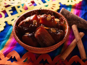 En la actualidad, la calabaza en tacha es un elemento fundamental en los altares de muertos, donde se coloca para recibir a los seres queridos que regresan del más allá. ESPECIAL / CANVA