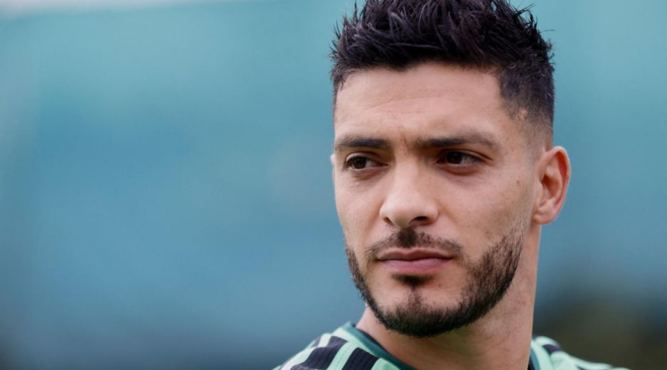 El delantero mexicano Raúl Jiménez será operado de la rodilla, un duro golpe para el equipo de Wolverhampton. AFP / ARCHIVO