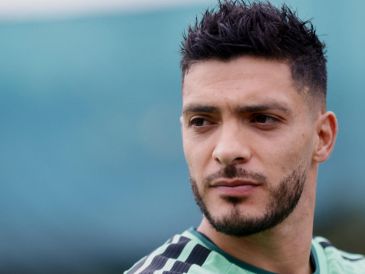 El delantero mexicano Raúl Jiménez será operado de la rodilla, un duro golpe para el equipo de Wolverhampton. AFP / ARCHIVO