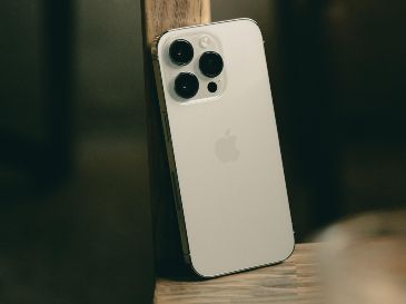 Modificar algunas configuraciones puede ayudar a reducir el consumo de tu iPhone. UNSPLASH / P. Sang