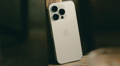 Modificar algunas configuraciones puede ayudar a reducir el consumo de tu iPhone. UNSPLASH / P. Sang