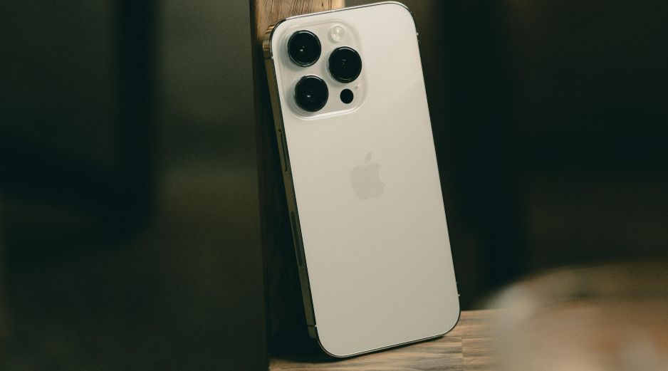 Modificar algunas configuraciones puede ayudar a reducir el consumo de tu iPhone. UNSPLASH / P. Sang